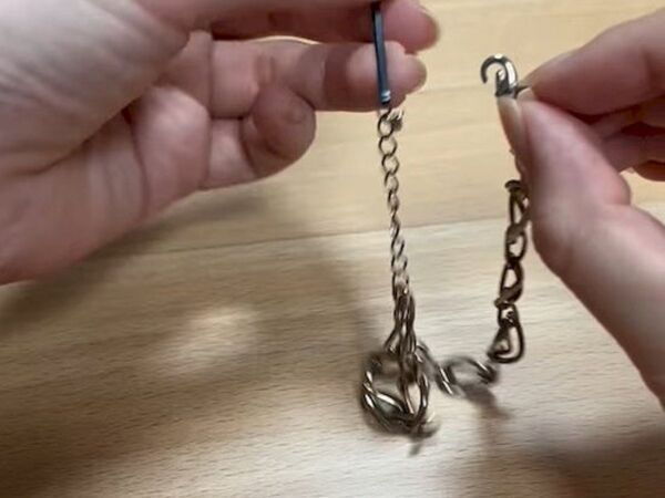 髪を留めるだけじゃない！　ヘアピン活用術に「こんな使い方が」「便利すぎる」