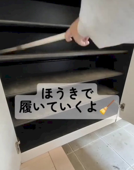 突っ張り棒1本だけで下駄箱が…　収納力が格段に上がる裏技に「こんなに変わるの」「すごい」