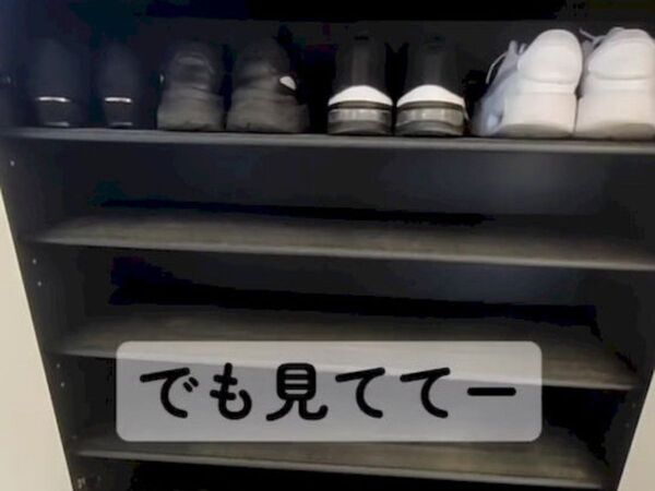 突っ張り棒1本だけで下駄箱が…　収納力が格段に上がる裏技に「こんなに変わるの」「すごい」