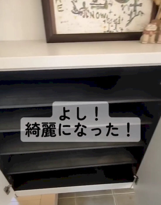突っ張り棒1本だけで下駄箱が…　収納力が格段に上がる裏技に「こんなに変わるの」「すごい」