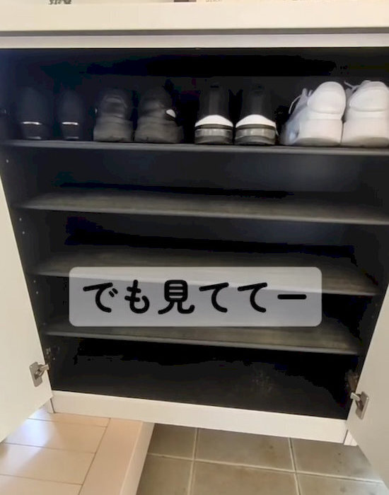 突っ張り棒1本だけで下駄箱が…　収納力が格段に上がる裏技に「こんなに変わるの」「すごい」
