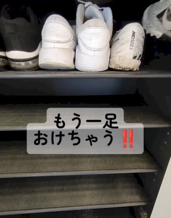 突っ張り棒1本だけで下駄箱が…　収納力が格段に上がる裏技に「こんなに変わるの」「すごい」
