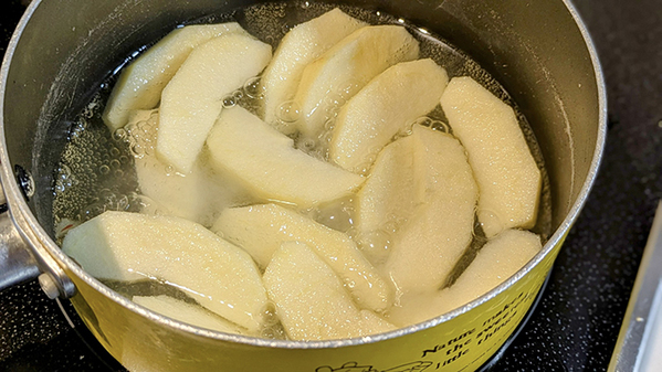 鮮度の落ちたリンゴ、捨てないで！　農家の活用法に「うわ、最高だわ」「暑い日にピッタリ」