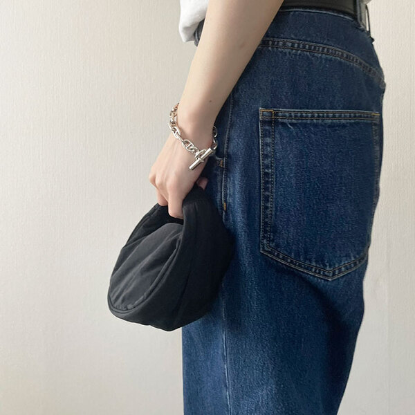 「かわいくて買った」「軽くて丈夫」　ユニクロの『超ミニバッグ』が見た目以上の収納力だった！