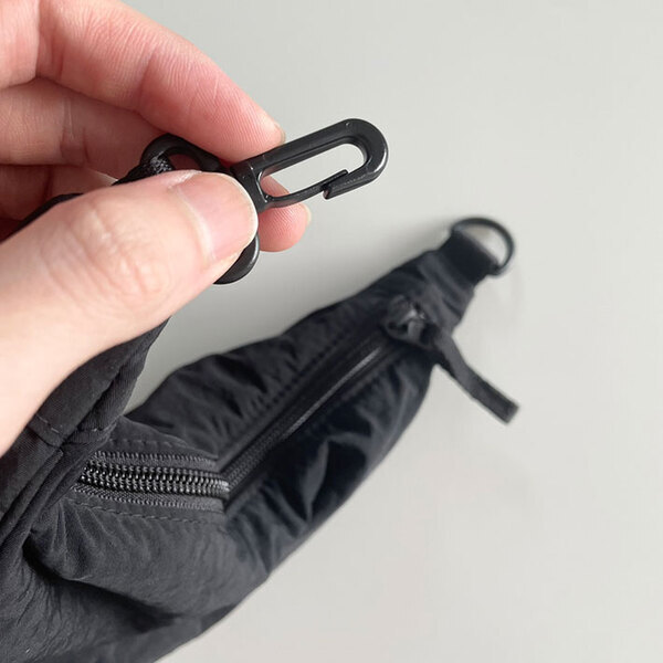 「かわいくて買った」「軽くて丈夫」　ユニクロの『超ミニバッグ』が見た目以上の収納力だった！