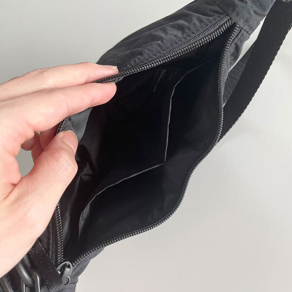 「かわいくて買った」「軽くて丈夫」　ユニクロの『超ミニバッグ』が見た目以上の収納力だった！