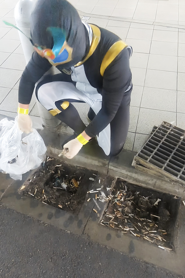 ゴミ拾いをする男性　排水溝から出てきたモノが？「ゾッとした」「全日本人が拍手すべき」