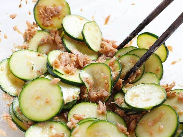 薄切りにしたズッキーニ、生のまま…「クセがなくてうますぎる」「暑い日にぴったり」