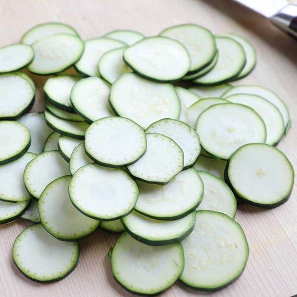 薄切りにしたズッキーニ、生のまま…「クセがなくてうますぎる」「暑い日にぴったり」