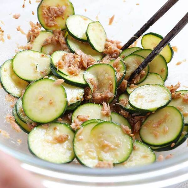 薄切りにしたズッキーニ、生のまま…「クセがなくてうますぎる」「暑い日にぴったり」