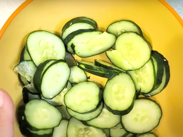 斜め切りしたキュウリに振りかけたのは…　思わぬ『味付け』に「おいしそう！」