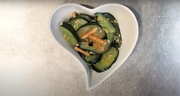 斜め切りしたキュウリに振りかけたのは…　思わぬ『味付け』に「おいしそう！」