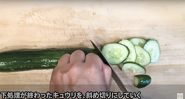 斜め切りしたキュウリに振りかけたのは…　思わぬ『味付け』に「おいしそう！」
