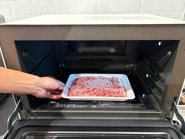 冷凍ひき肉をレンジに入れて…　驚くほどムラなく解凍できる『秘密』って？
