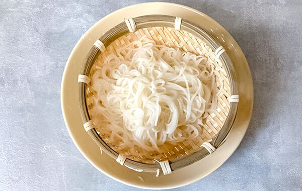 余ったそうめん、どうしてる？　スプーン1杯ずつフライパンで焼くと…