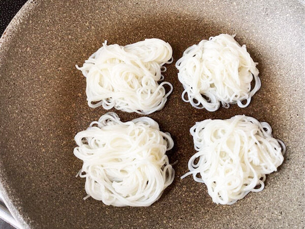 余ったそうめん、どうしてる？　スプーン1杯ずつフライパンで焼くと…