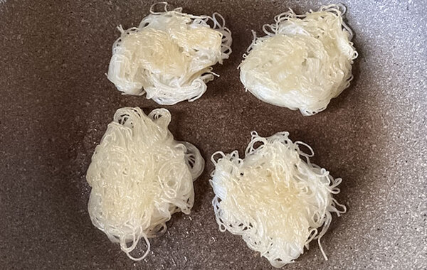 余ったそうめん、どうしてる？　スプーン1杯ずつフライパンで焼くと…