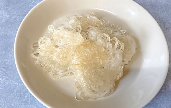 余ったそうめん、どうしてる？　スプーン1杯ずつフライパンで焼くと…