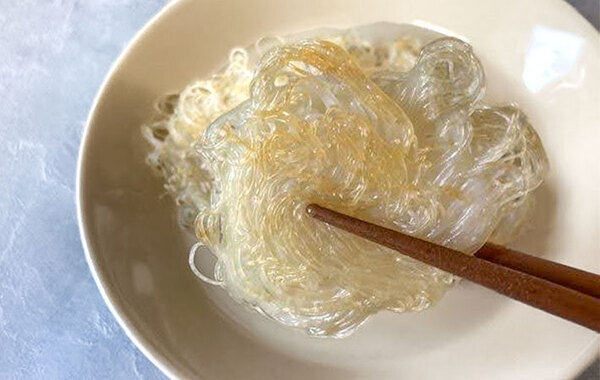 余ったそうめん、どうしてる？　スプーン1杯ずつフライパンで焼くと…