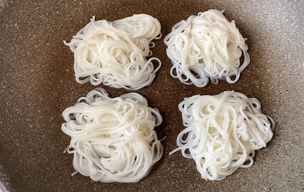 余ったそうめん、どうしてる？　スプーン1杯ずつフライパンで焼くと…
