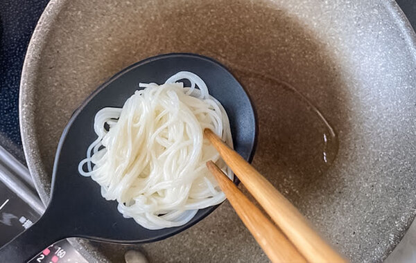 余ったそうめん、どうしてる？　スプーン1杯ずつフライパンで焼くと…
