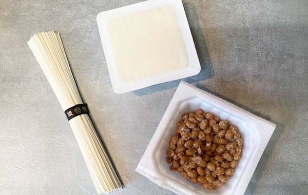 「夏ずっとやる」「後引くうまさ」　そうめんにのせたのは…？