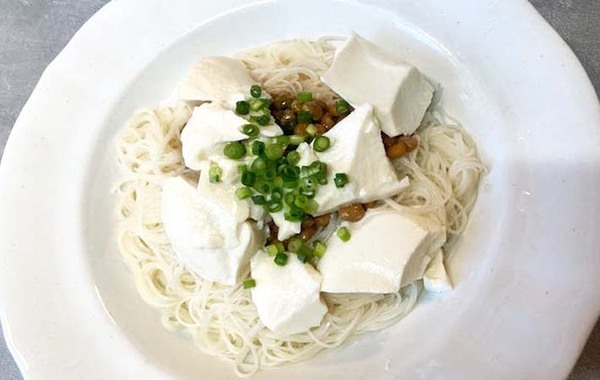 「夏ずっとやる」「後引くうまさ」　そうめんにのせたのは…？