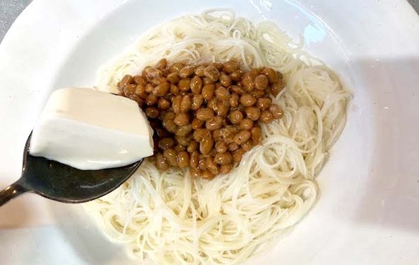 「夏ずっとやる」「後引くうまさ」　そうめんにのせたのは…？