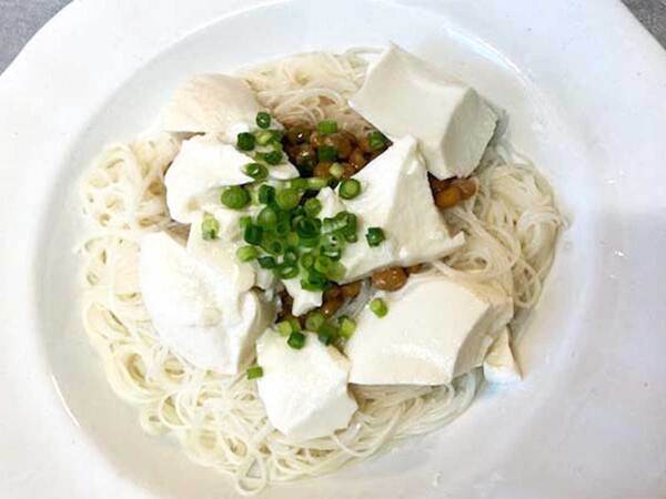 「夏ずっとやる」「後引くうまさ」　そうめんにのせたのは…？