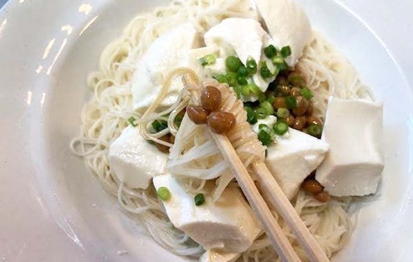 「夏ずっとやる」「後引くうまさ」　そうめんにのせたのは…？