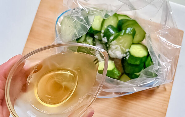 ジッパー袋に入れたキュウリに？　加えたものが…「風味が豊か」「夫が絶賛」