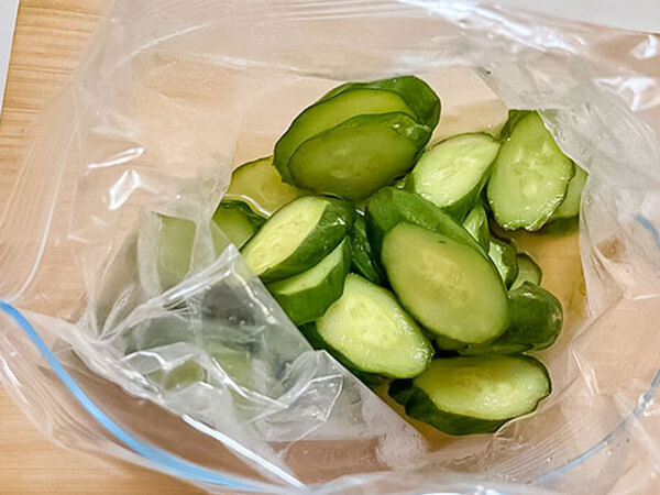 ジッパー袋に入れたキュウリに？　加えたものが…「風味が豊か」「夫が絶賛」