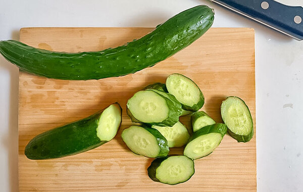 ジッパー袋に入れたキュウリに？　加えたものが…「風味が豊か」「夫が絶賛」