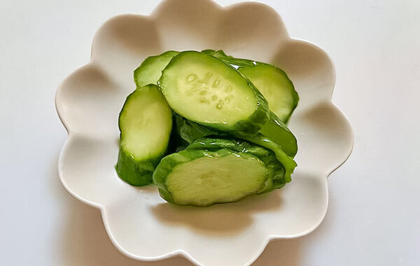 ジッパー袋に入れたキュウリに？　加えたものが…「風味が豊か」「夫が絶賛」