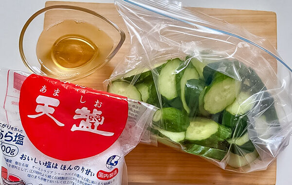 ジッパー袋に入れたキュウリに？　加えたものが…「風味が豊か」「夫が絶賛」