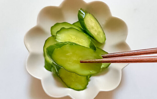 ジッパー袋に入れたキュウリに？　加えたものが…「風味が豊か」「夫が絶賛」