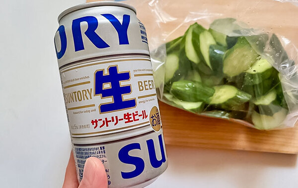 ジッパー袋に入れたキュウリに？　加えたものが…「風味が豊か」「夫が絶賛」