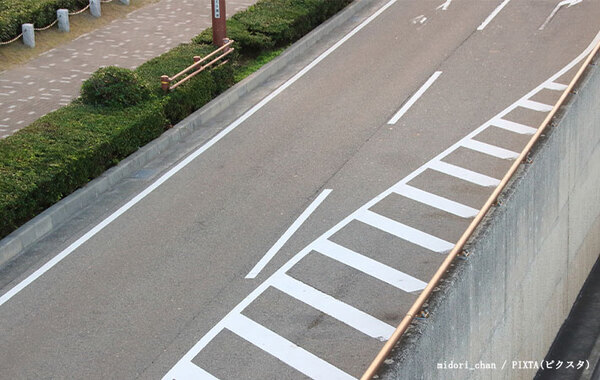 「走っちゃダメだと思ってた」　道路にある『しましま』の意味とは