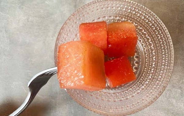 市販のカットスイカを…？　まさかの食べ方に「甘みがギュッ！」「クセになりそう」