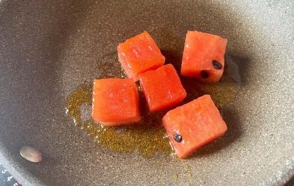 市販のカットスイカを…？　まさかの食べ方に「甘みがギュッ！」「クセになりそう」