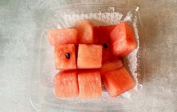 市販のカットスイカを…？　まさかの食べ方に「甘みがギュッ！」「クセになりそう」