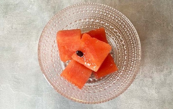 市販のカットスイカを…？　まさかの食べ方に「甘みがギュッ！」「クセになりそう」