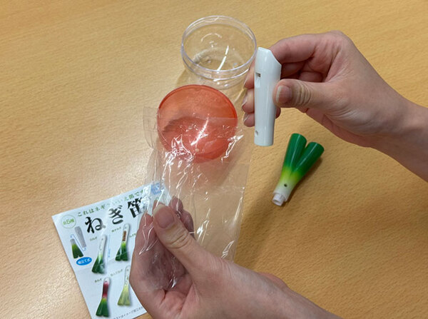 扉開けたら、社員が『小さなネギ』くわえてんだけど！　その正体とは