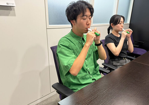 扉開けたら、社員が『小さなネギ』くわえてんだけど！　その正体とは