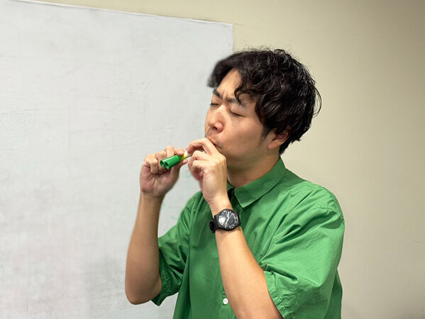 扉開けたら、社員が『小さなネギ』くわえてんだけど！　その正体とは