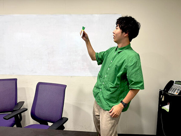 扉開けたら、社員が『小さなネギ』くわえてんだけど！　その正体とは