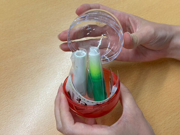 扉開けたら、社員が『小さなネギ』くわえてんだけど！　その正体とは