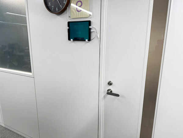 扉開けたら、社員が『小さなネギ』くわえてんだけど！　その正体とは