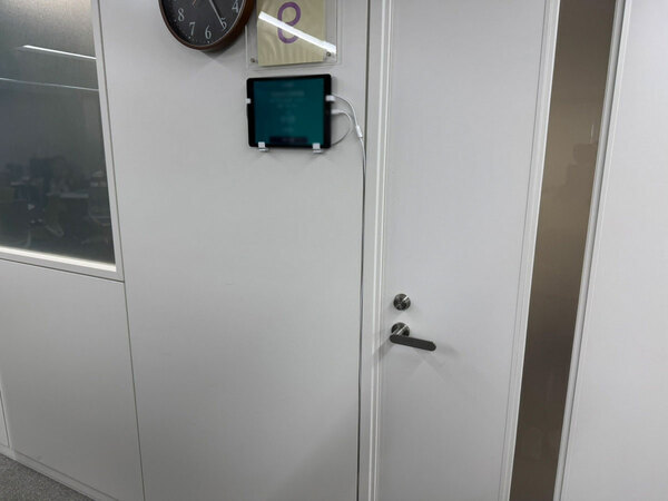 扉開けたら、社員が『小さなネギ』くわえてんだけど！　その正体とは