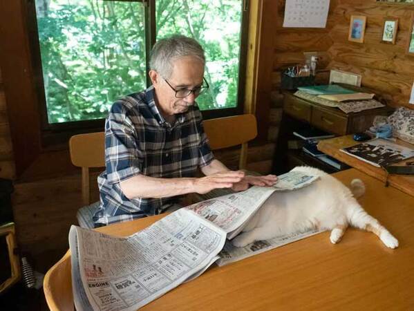 新聞の上で寝てしまった猫　父親が『仕返し』をすると？　「笑った」「漫画みたいな展開」